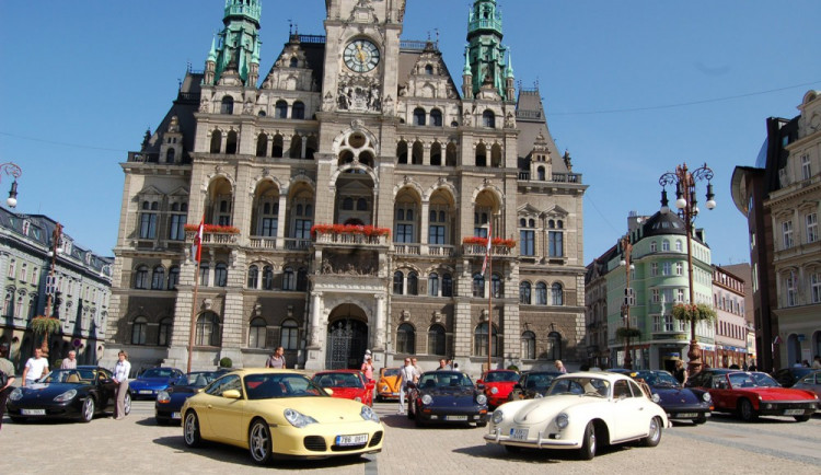 Porsche před radnicí. Foto: archiv pořadatele