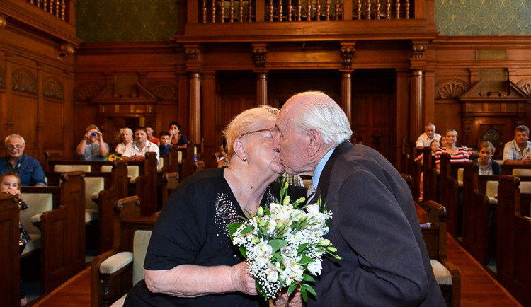 Manželé Hosákovi oslavili diamantovou svatbu