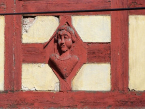 Vyřezávané poprsí skončilo pod fasádou. Foto: liberec-reichenberg.net