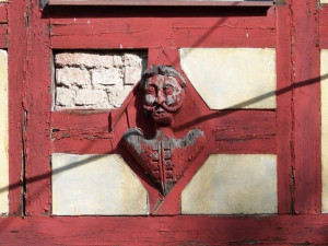 Vyřezávané poprsí skončilo pod fasádou. Foto: liberec-reichenberg.net