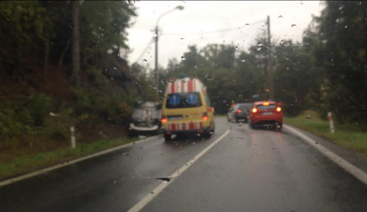 V Mníšku skončilo osobní auto na střeše
