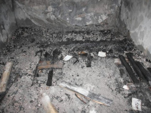 Kdosi o víkendu zapálil železniční zastávku v Oldřichově. Foto: Policie ČR