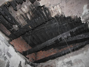 Kdosi o víkendu zapálil železniční zastávku v Oldřichově. Foto: Policie ČR