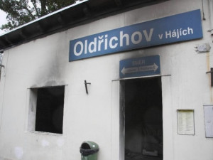 Kdosi o víkendu zapálil železniční zastávku v Oldřichově. Foto: Policie ČR