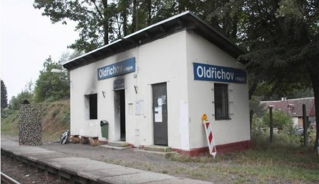 Kdosi o víkendu zapálil železniční zastávku v Oldřichově. Foto: Policie ČR