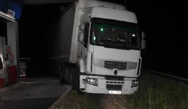 Opilý kamioňák chtěl natankovat, místo toho vjel do příkopu. Foto: Policie ČR