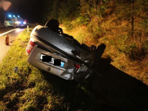 Smyk, náraz a auto na střeše. Mladý řidič přecenil svůj um