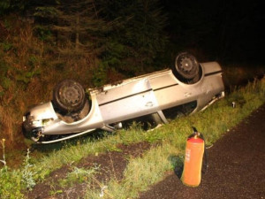 Smyk, náraz a auto na střeše. Mladý řidič přecenil svůj um. Foto: Policie ČR