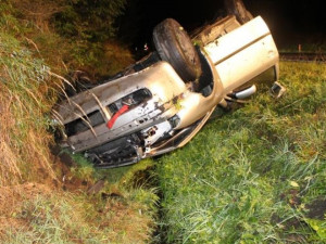Smyk, náraz a auto na střeše. Mladý řidič přecenil svůj um. Foto: Policie ČR