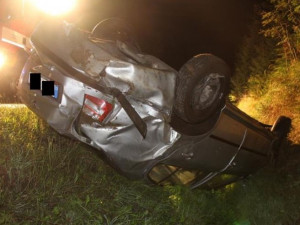 Smyk, náraz a auto na střeše. Mladý řidič přecenil svůj um. Foto: Policie ČR