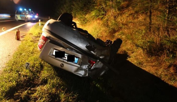 Smyk, náraz a auto na střeše. Mladý řidič přecenil svůj um. Foto: Policie ČR