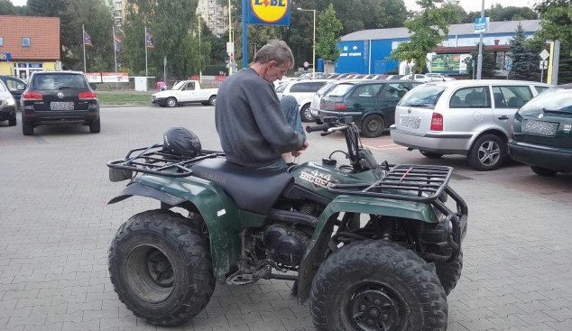 Tenhle agresivní  čtyřkolkář boural ve Frýdlantu. Poznáváte ho?