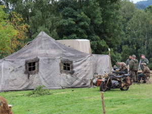 Tanky dorazily pod Ještěd, rozpoutají tam velkou bitvu