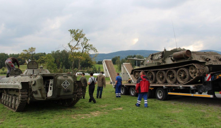 Tanky dorazily pod Ještěd, rozpoutají tam velkou bitvu
