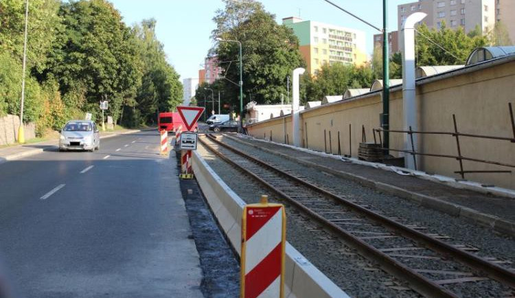 Řidič osobáku zblokoval tramvaj, jedna cestující se zranila. Foto: Policie ČR