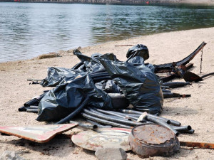 Z liberecké přehrady vytáhli i kolo od tramvaje