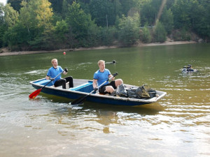 Z liberecké přehrady vytáhli i kolo od tramvaje