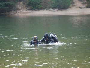 Z liberecké přehrady vytáhli i kolo od tramvaje