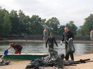 Z liberecké přehrady vytáhli i kolo od tramvaje