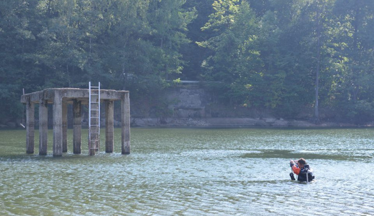 Z liberecké přehrady vytáhli i kolo od tramvaje