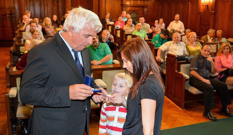 Janského plakety převzalo na radnici pět desítek dárců krve. Foto: Jan Král