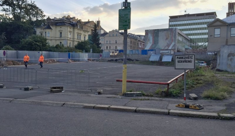 Chystaná demolice jablonecké Jabloně omezila místa k parkování. Foto: Jablonec nad Nisou