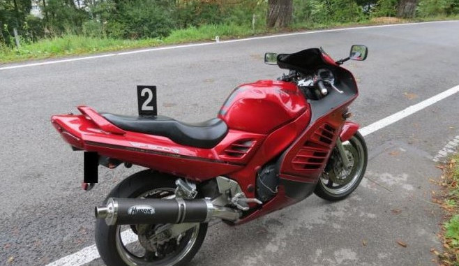 Motocyklista nejspíš srazil chodkyni, oba jsou teď v nemocnici. Foto: Policie ČR