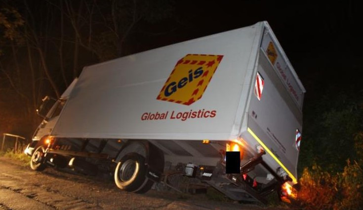 Řidič se údajně vyhýbal jinému autu, skončil  příkopu. Foto: Policie ČR