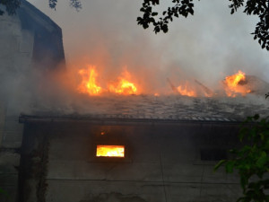 Čtrnáct jednotek hasičů bojovalo s požárem za Ještědem. Foto: HZSLK