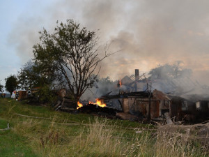 Čtrnáct jednotek hasičů bojovalo s požárem za Ještědem. Foto: HZSLK