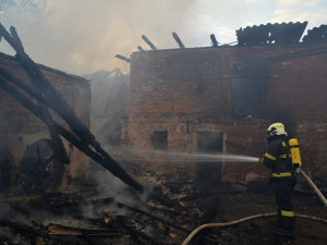 Čtrnáct jednotek hasičů bojovalo s požárem za Ještědem. Foto: HZSLK