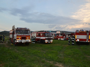 Čtrnáct jednotek hasičů bojovalo s požárem za Ještědem. Foto: HZSLK
