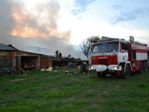 Čtrnáct jednotek hasičů bojovalo s požárem za Ještědem. Foto: HZSLK