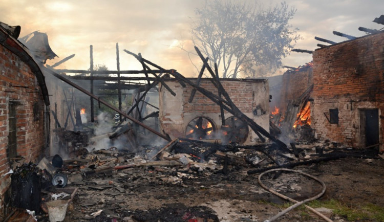 Čtrnáct jednotek hasičů bojovalo s požárem za Ještědem. Foto: HZSLK