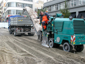 Na Soukenném náměstí se začalo s výměnou "plovoucí" dlažby