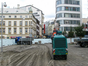 Na Soukenném náměstí se začalo s výměnou "plovoucí" dlažby. Foto: MML