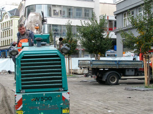 Na Soukenném náměstí se začalo s výměnou "plovoucí" dlažby. Foto: MML