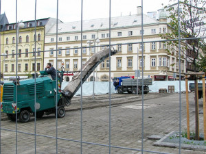 Na Soukenném náměstí se začalo s výměnou "plovoucí" dlažby. Foto: MML