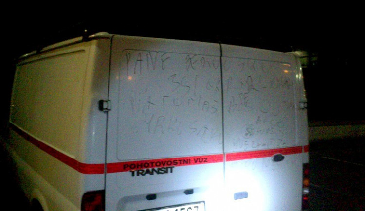 Opilý cizinec si udělal z dodávky tabuli. Foto: MP Liberec