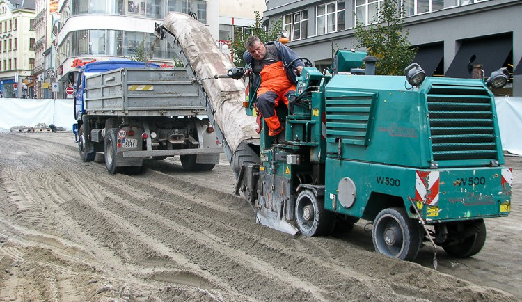 Na Soukenném náměstí se začalo s výměnou "plovoucí" dlažby. Foto: MML