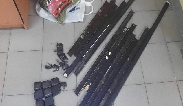 Zloděj kradl madla ze zábradlí