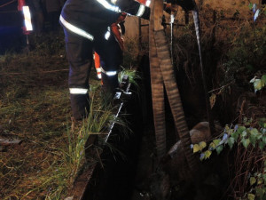 Telata spadla do nádrže s vodou, vytáhl je jeřáb. Foto: HZSLK