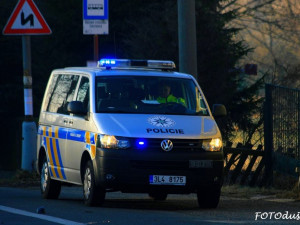 Nezabrzděné auto v Chrastavě srazilo ženu a nabouralo BMW