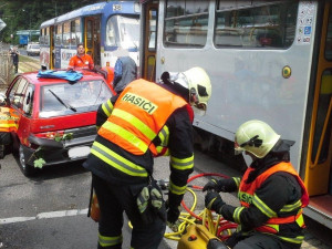 Na Nové Rudě ve Vratislavicích se srazila tramvaj s autem