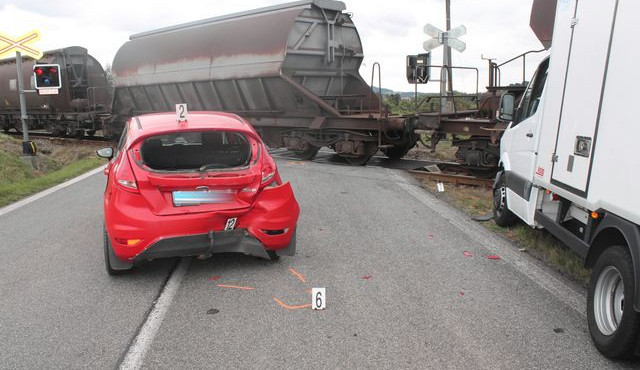 Nepozorný cizinec se postaral o rozruch na železničním přejezdu. Foto: Policie ČR