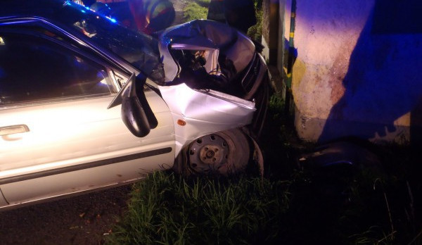 Řidič naboural do trafostanice ve Frýdlantu, zranil se