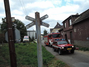 Řidič klikař. Ze střetu s vlakem vyvázl jen s lehkým zraněním. Foto: HZSLK