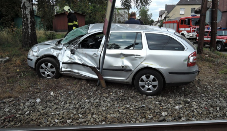 Řidič klikař. Ze střetu s vlakem vyvázl jen s lehkým zraněním. Foto: HZSLK