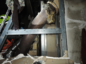 Trám v komíně o víkendu zapálil dům v Minkovicích. Foto: HZSLK