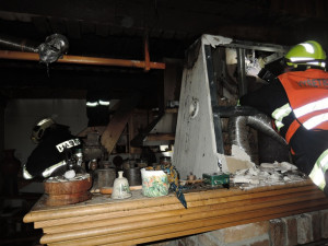 Trám v komíně o víkendu zapálil dům v Minkovicích. Foto: HZSLK